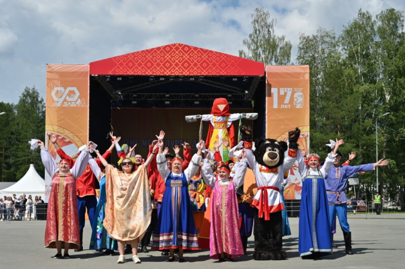 Новости политики сегодня: В Верхней Пышме 700 человек встали в хоровод (ФОТО)