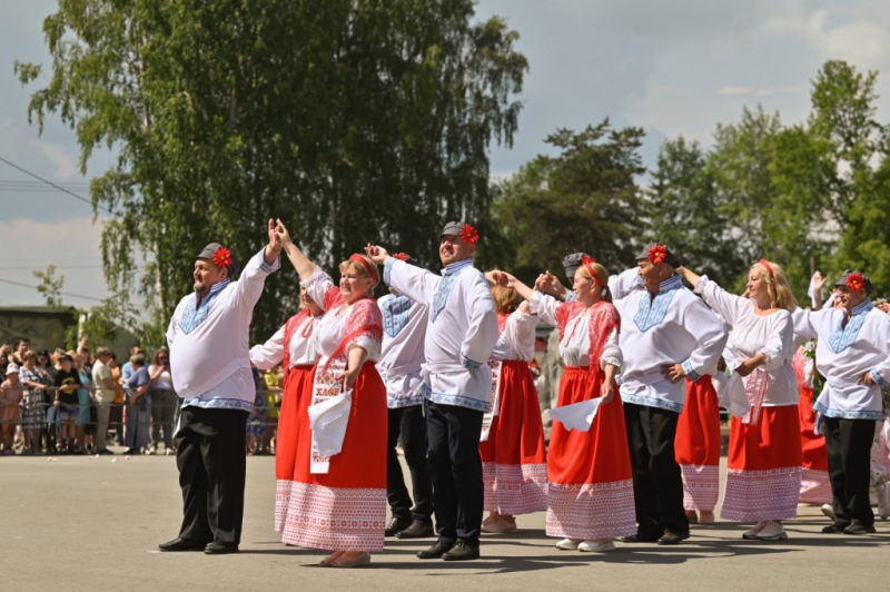 Новости политики сегодня: В Верхней Пышме 700 человек встали в хоровод (ФОТО)