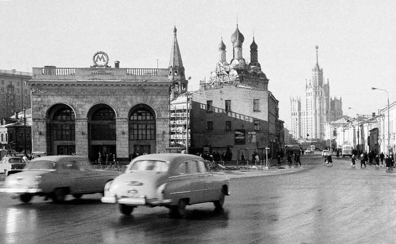 Как похорошела столица в свои 877 лет: Фото культовых мест Москвы во времена СССР и сейчас